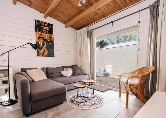 Apartman Rosa's Cottage, Garden And Free Parking *