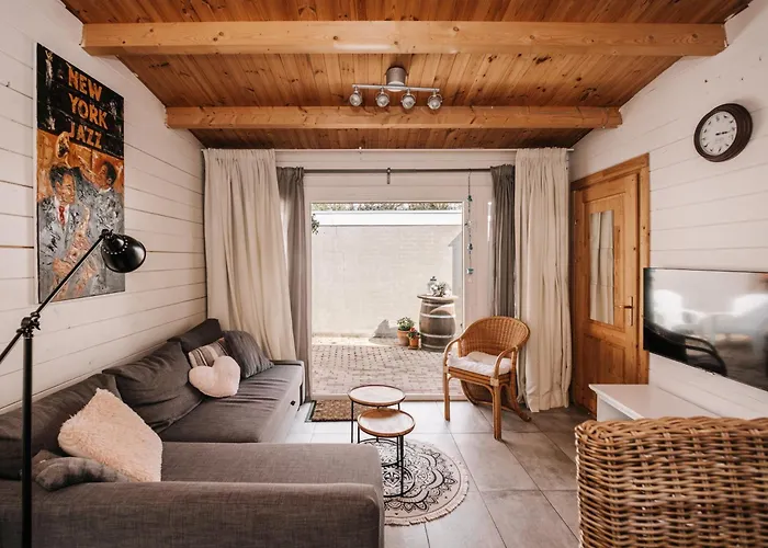 Apartman Rosa's Cottage, Garden And Free Parking