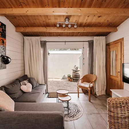 Apartment Rosa's Cottage, Garden And Free Parking