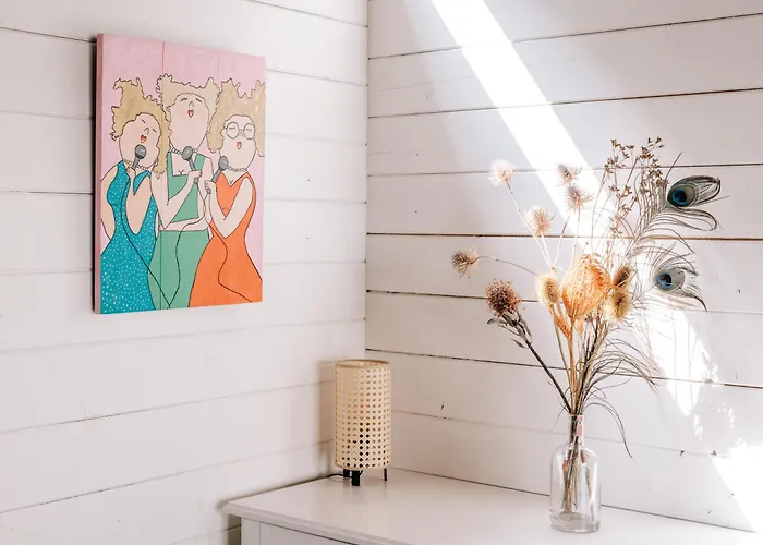 Апартаменты Rosa's Cottage, Garden And Free Parking