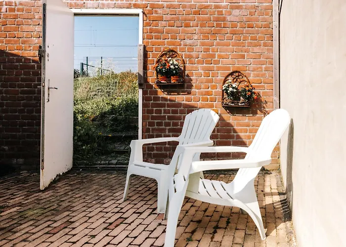 Апартаменты Rosa's Cottage, Garden And Free Parking *